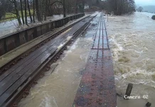 No trains between Derby and Nottingham due to flooding Flooding has suspended trains between Derby and Nottingham. Multiple East Midlands Railway routes are affected. Check updates before travelling.